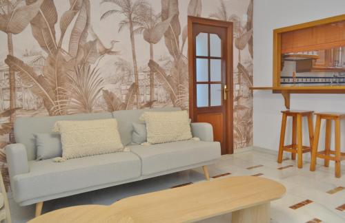 een woonkamer met een bank en een tafel bij SunShine Almanzor in Córdoba