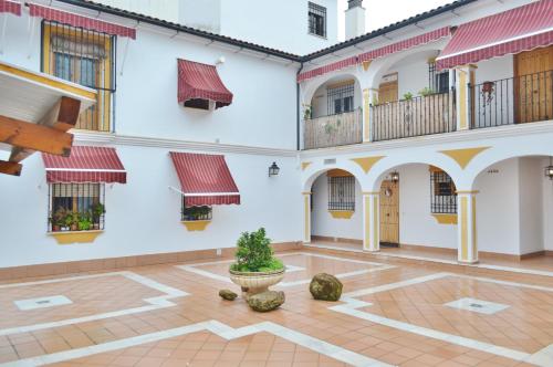 een binnenplaats van een gebouw met rode daken bij SunShine Almanzor in Córdoba