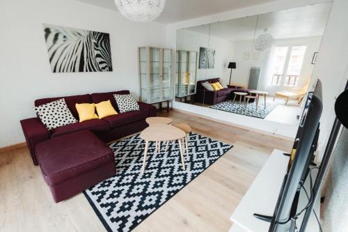 - un salon avec un canapé rouge et un tapis dans l'établissement L'Enfantous, à Ax-les-Thermes