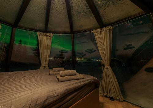 Postel nebo postele na pokoji v ubytování Aurora River Camp Glass igloos & cabins