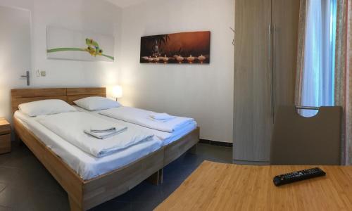 pokój hotelowy z łóżkiem i stołem w obiekcie AJO Apartments - Alte Donau Terrace Studio - Self-Check-in w Wiedniu