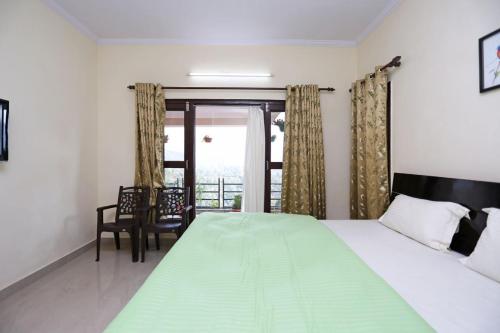 BhowāliにあるWinged Villa A7のベッドルーム1室(大型ベッド1台、緑の毛布付)