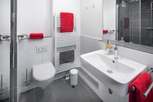 een witte badkamer met een wastafel en een toilet bij Schippers Huus 03 - Bremen in Norderney