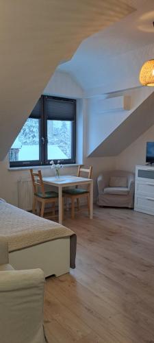 uma sala de estar com uma mesa e um sofá em Prokocim Apartments em Cracóvia