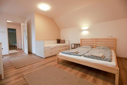 1 dormitorio con 1 cama en una habitación en Amande House & Cottage, en Vonyarcvashegy
