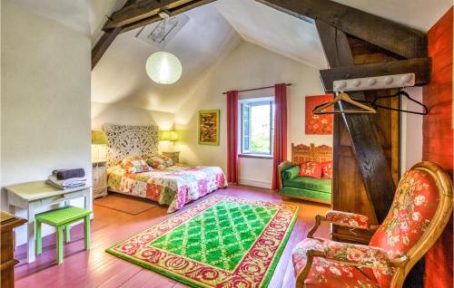 sypialnia z 2 łóżkami i zielonym dywanem w obiekcie Stunning Home In Rodez With Wifi w mieście Rodez