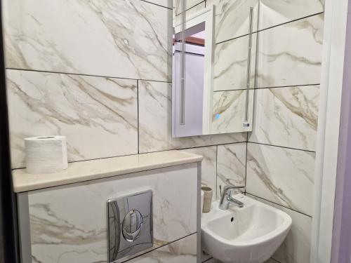 Baño blanco con lavabo y espejo en Malavi A5 top center apartment Ruse en Ruse