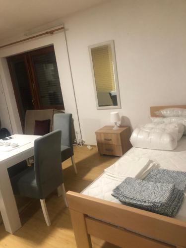 Кровать или кровати в номере Apartman Petrovic- 300m od gondole