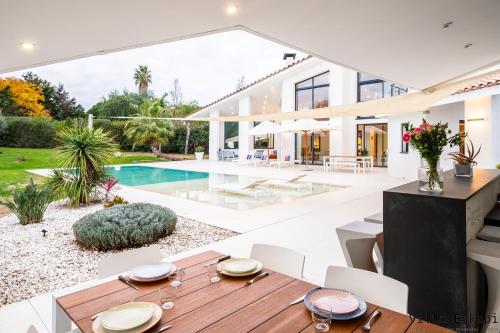 une maison avec une table à manger et une piscine dans l'établissement Villa Eskapi Perpignan, à Perpignan