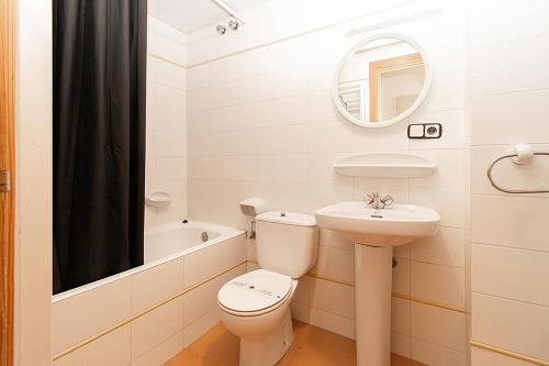 a bathroom with a toilet and a sink and a mirror at Estudis Turístics Cims Pas 3000 in Pas de la Casa