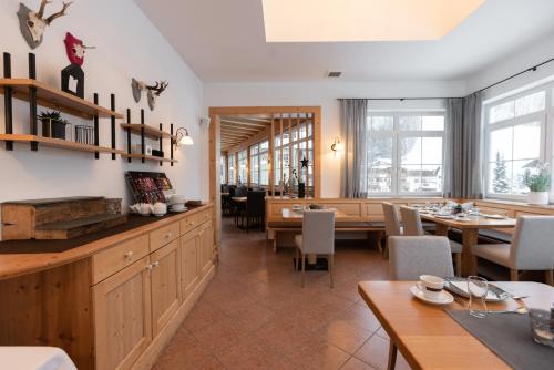 Un restaurante u otro lugar para comer en Hotel Jagdhof