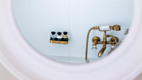 Bilik mandi di Monsieur George Hotel & Spa - Champs-Elysées