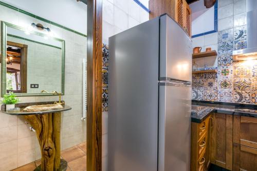 een roestvrijstalen koelkast in een keuken met een wastafel bij Casa Antonia Capileira La Alpujarra in Capileira