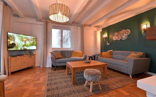 A l'Oree du Bois في لابروتشه: غرفة معيشة مع كنبتين وتلفزيون