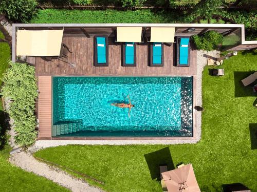 an overhead view of a swimming pool in a yard at Appartamenti Les Viles in La Villa