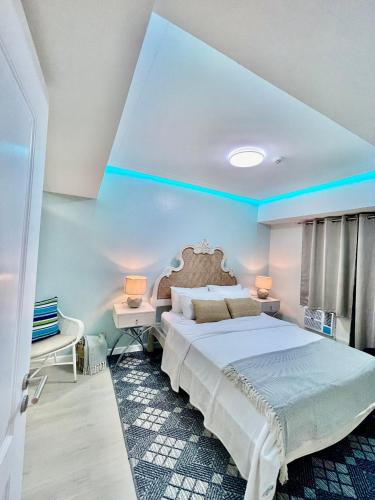 um quarto com uma cama grande e um tecto azul em 2BR Bali IG Worthy Unit at Azure North San Fernando Pampanga em San Fernando