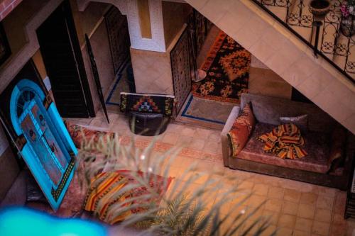 vista sul soffitto di un soggiorno con divano di Riad Douja a Marrakech