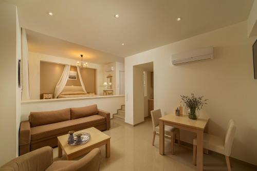 Ménites的住宿－Armonia Resort，客厅配有沙发和桌子