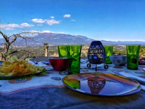 einen Tisch mit einem Teller Essen auf dem Tisch in der Unterkunft Hauzify I Ca la Nena Morena in Villalba Saserra