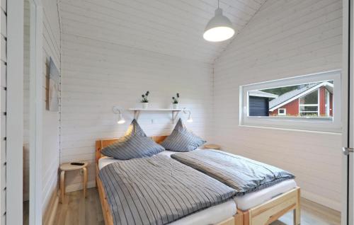 una camera con un letto in una stanza con una finestra di 3 Bedroom Stunning Home In Krems Ii-warderbrck a Göls