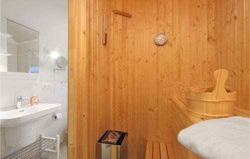 uma casa de banho com um lavatório e uma parede de madeira em 3 Bedroom Stunning Home In Krems Ii-warderbrck em Göls