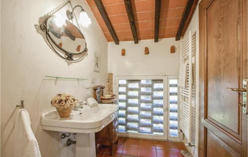 La salle de bains est pourvue d'un lavabo et d'un miroir mural. dans l'établissement Calistemo, à Turignano