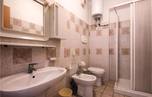 アックエドルチにあるAlloggio Danielaのバスルーム(洗面台、トイレ付)