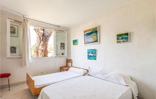 ラ・クロにあるAwesome Home In La Crau With 3 Bedrooms And Wifiのベッドルーム1室(ベッド2台、窓付)
