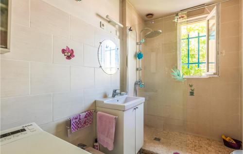ラ・クロにあるPet Friendly Home In La Crau With Wifiのバスルーム(洗面台、トイレ付)、窓が備わります。