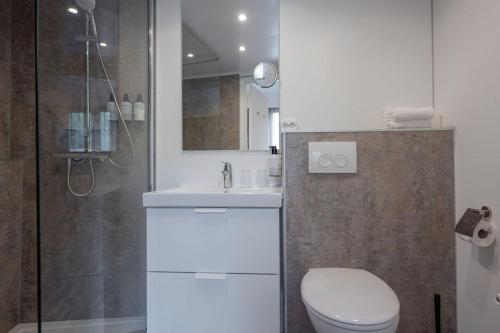a bathroom with a toilet and a sink and a shower at Boutique Hotel Slenaker Vallei - Buitengewoongenieten in Slenaken