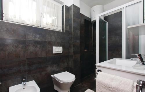 La salle de bains est pourvue de toilettes blanches et d'un lavabo. dans l'établissement 2 Bedroom Amazing Apartment In Pula, à Pula