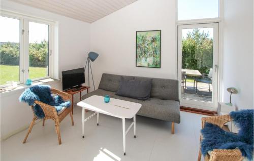 Ruang duduk di Stunning Home In Samsø With Wifi