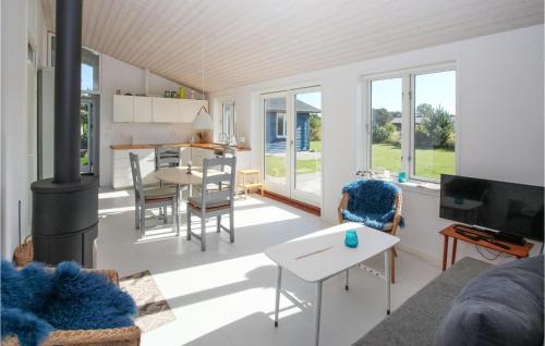 Televisyen dan/atau pusat hiburan di Stunning Home In Samsø With Wifi