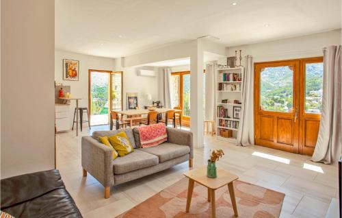 un salon avec un canapé et une table dans l'établissement Nice Home In Feliceto, à Feliceto