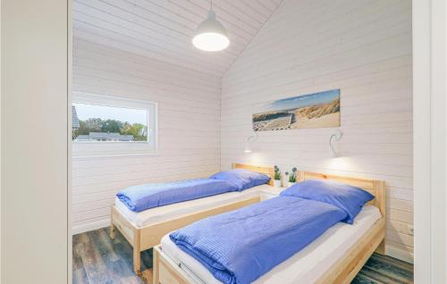 2 camas en una habitación con paredes blancas en 2 Bedroom Cozy Home In Krems Ii-warderbrck, en Göls