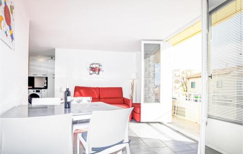 Il comprend une cuisine et un salon avec un canapé rouge. dans l'établissement Beach Front Apartment, à Saint Cyprien Plage