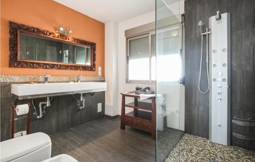 een badkamer met een wastafel en een douche bij Gorgeous Apartment In Altea With Wifi in Altea