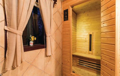 um quarto em madeira com uma sauna e uma janela em Cozy Home In Klanjec With House A Panoramic View em Klanjec
