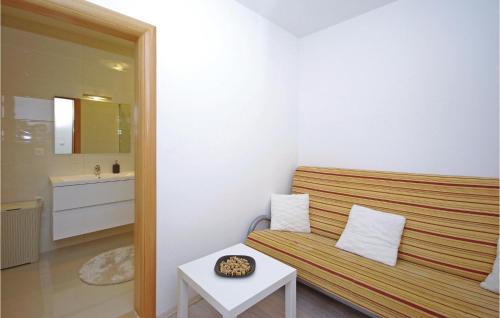 Zimmer mit Sofa und Tisch und Bad in der Unterkunft Gorgeous Home In Imotski With Jacuzzi in Imotski