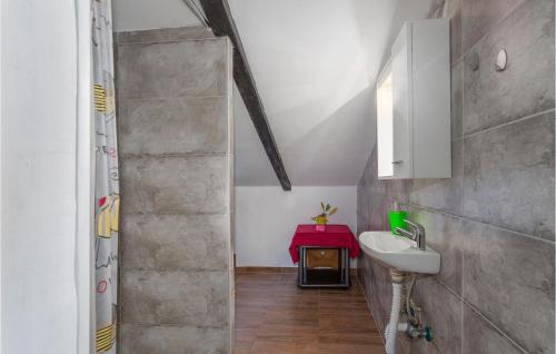 2 Bedroom Amazing Apartment In Njivice tesisinde bir banyo
