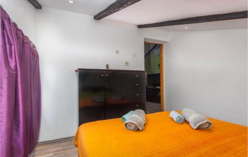 sypialnia z łóżkiem z ręcznikami w obiekcie 2 Bedroom Amazing Apartment In Njivice w mieście Nijvice