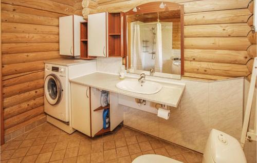 a bathroom with a sink and a washing machine at 3 Bedroom Stunning Home In Sams in Onsbjerg