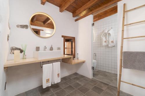 uma casa de banho com um lavatório e um espelho em Redondo de Guayedra em Guayedra