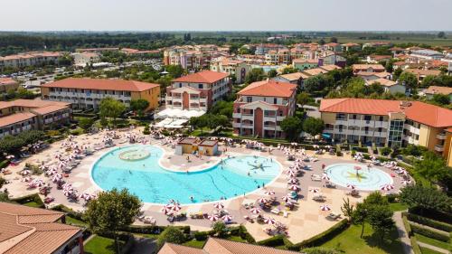 an overhead view of a large swimming pool in a resort at Pini Village Lido Altanea in Caorle