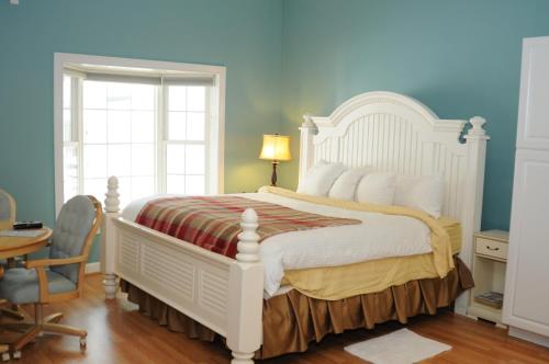 Un pat sau paturi într-o cameră la Acorn Hill Lodge and Spa