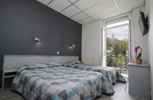 Postel nebo postele na pokoji v ubytování Hôtel Montfort