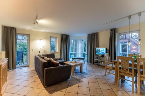 een woonkamer met een bank en een tafel bij Hüs Martens in Wyk auf Föhr