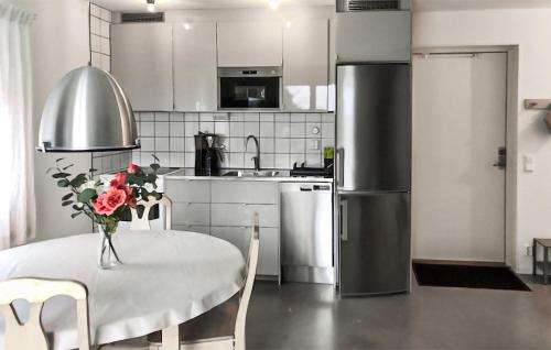 Kuchyň nebo kuchyňský kout v ubytování Stunning Home In Slvesborg With Wifi