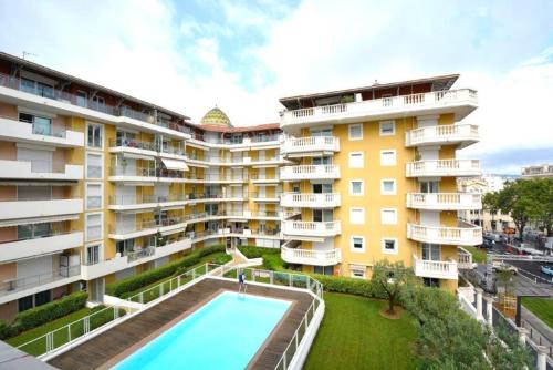 Bazén v ubytovaní Palais des Domes Piscine et Parking alebo v jeho blízkosti
