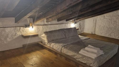 1 cama con 2 almohadas en una habitación en MIRADOR DE MARIA ROSA, en Baños de la Encina